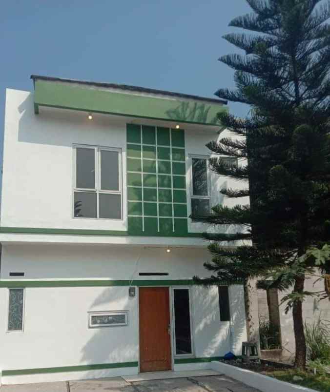 Rumah 2 Lantai Murrah Modern Minimalis Dekat Pinggir Jalan Karadenan