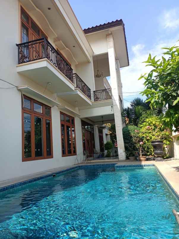 dijual rumah kebayoran baru