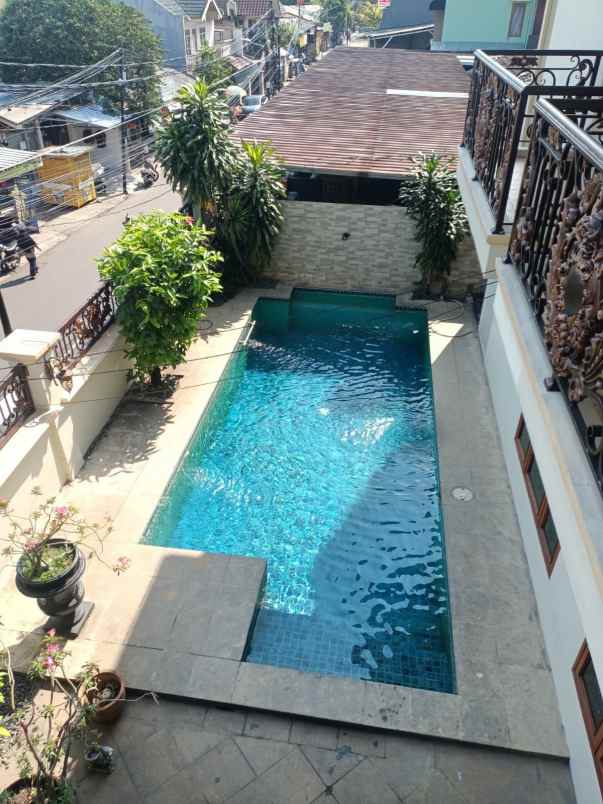 dijual rumah kebayoran baru