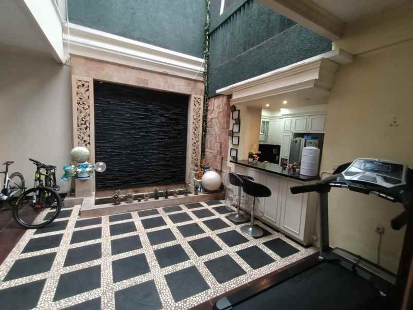 dijual rumah kebayoran baru