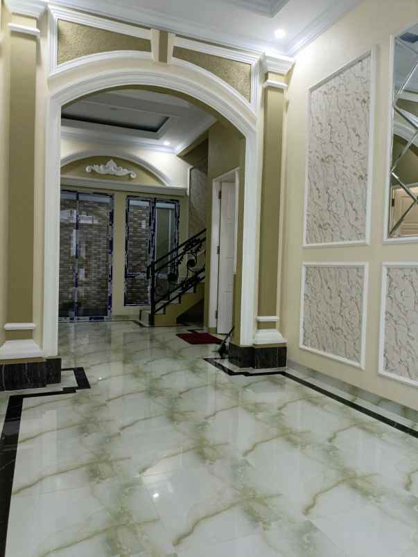 dijual rumah klasik modern srengseng sawah jagakarsa