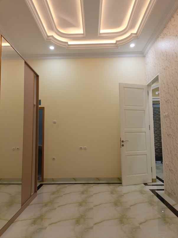 dijual rumah klasik modern srengseng sawah jagakarsa