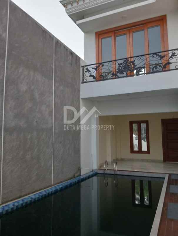dijual rumah kolam renang di bsd city