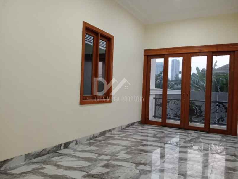 dijual rumah kolam renang di bsd city