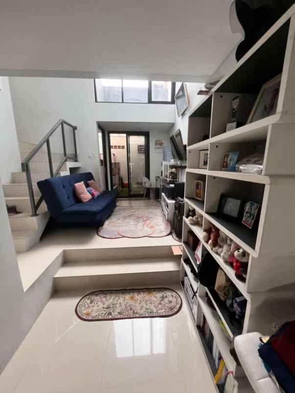 dijual rumah komplek bumi adipura