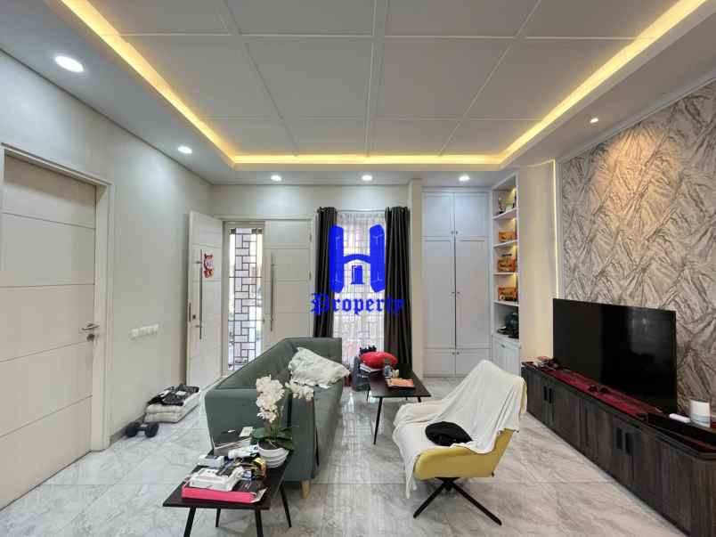 dijual rumah komplek citraland gama