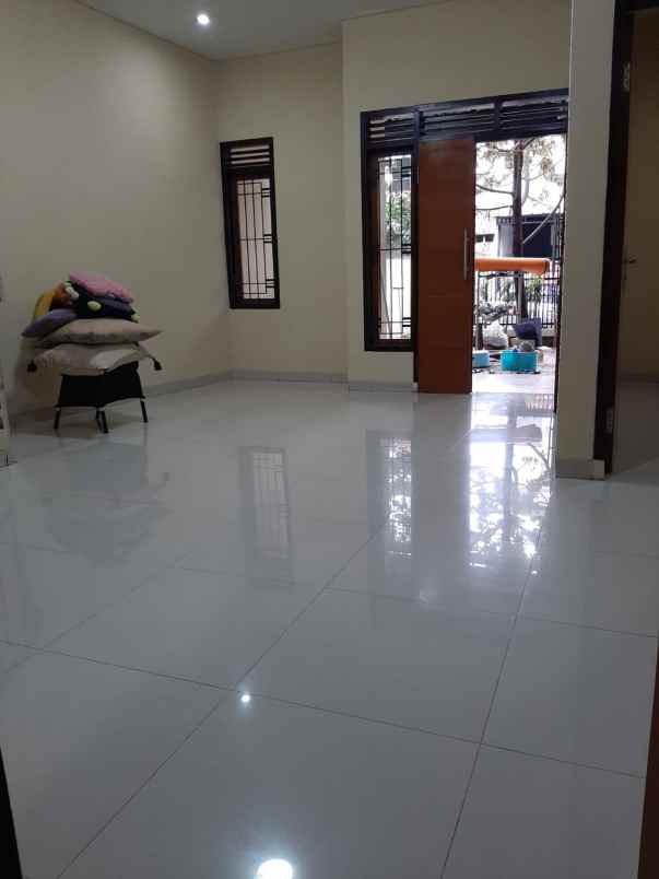 dijual rumah komplek graha asih