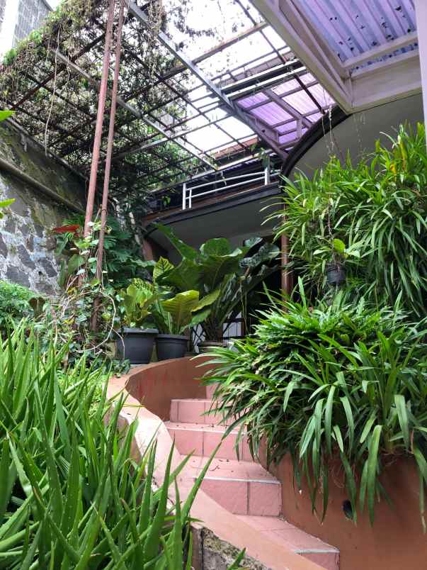 dijual rumah lokasi strategis di setraduta bandung