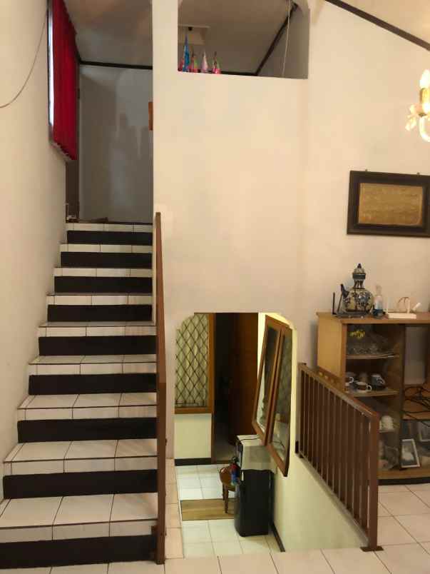 dijual rumah lokasi strategis di setraduta bandung