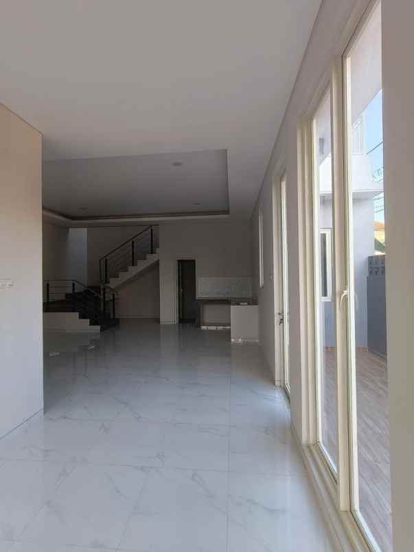 dijual rumah manayr tirtoyoso utara