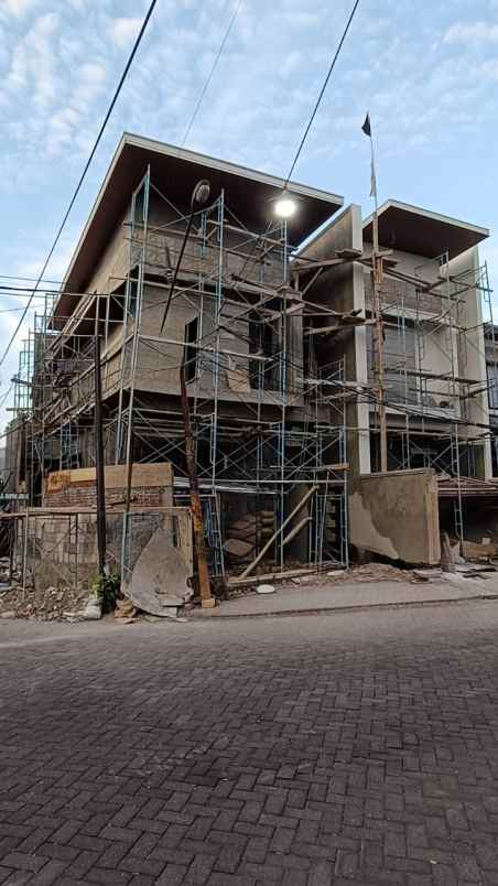 dijual rumah manyar jaya v