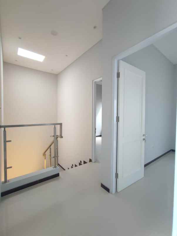 dijual rumah mulyosari tengah