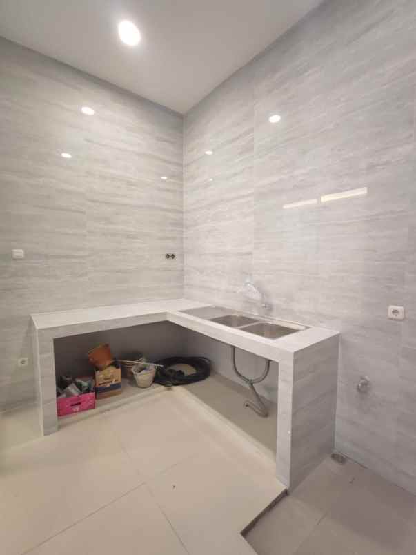 dijual rumah mulyosari tengah