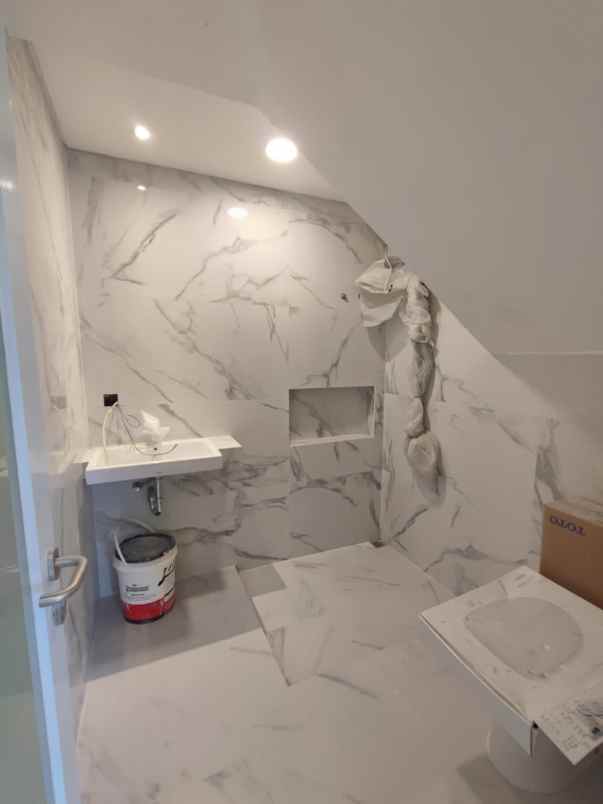 dijual rumah mulyosari tengah