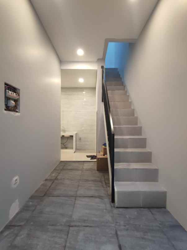 dijual rumah mulyosari tengah