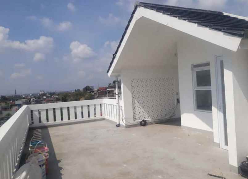 dijual rumah padasuka