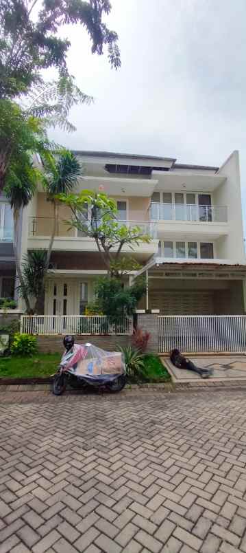 dijual rumah pakuwon city