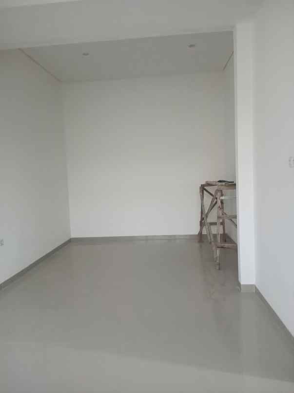 dijual rumah perum imperial gading