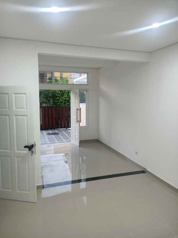 dijual rumah perum imperial gading