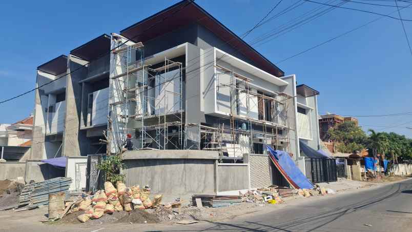 dijual rumah perum manyar