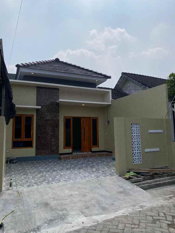 dijual rumah perum pondok menggala