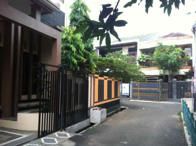 dijual rumah pondok kelapa jakarta