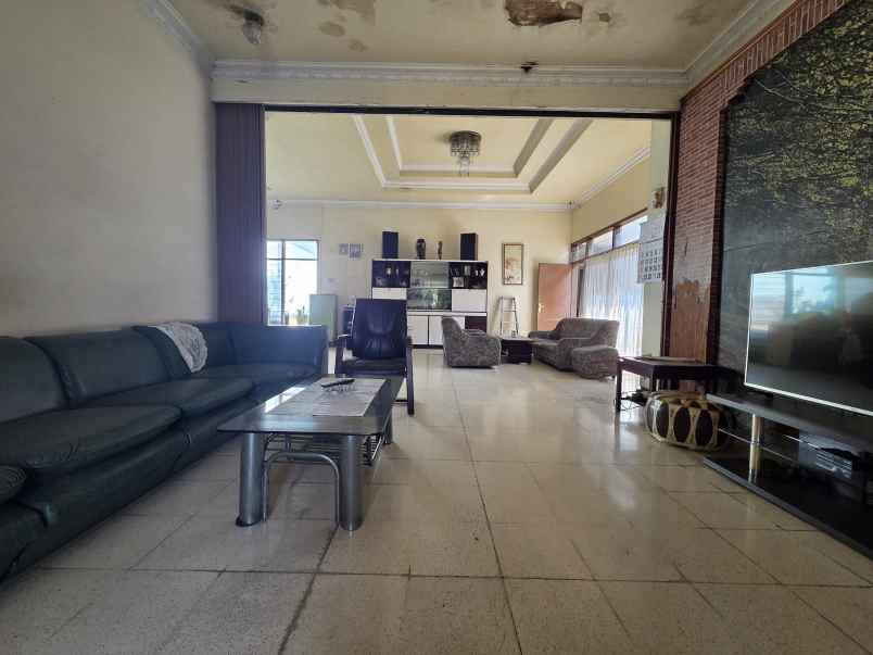 dijual rumah pusat kota surabaya jalan semut