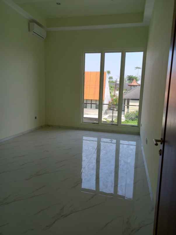 dijual rumah raya greenwood golf araya