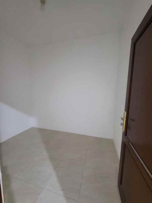 dijual rumah raya medokan