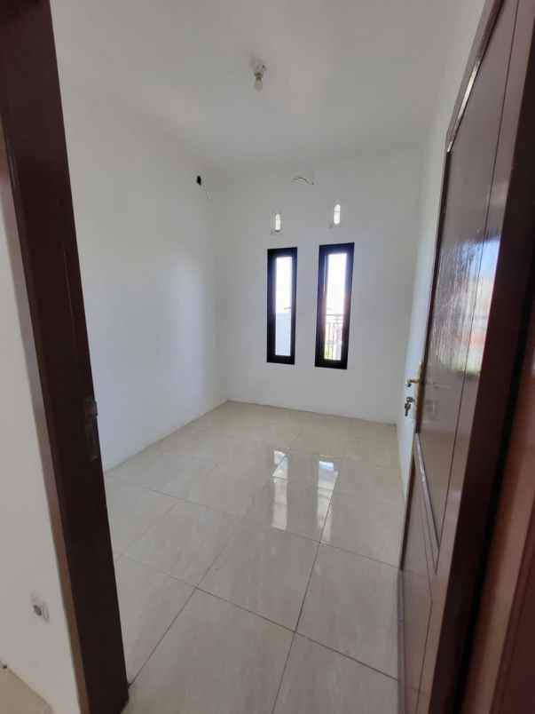 dijual rumah raya medokan