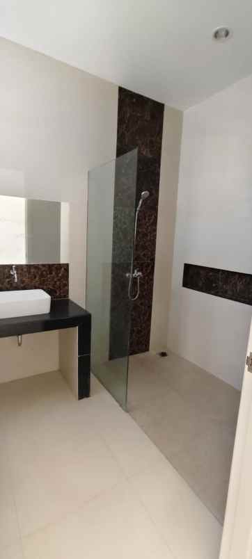 dijual rumah regency 21