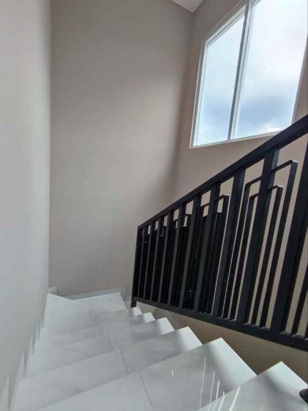 dijual rumah serua ciputat