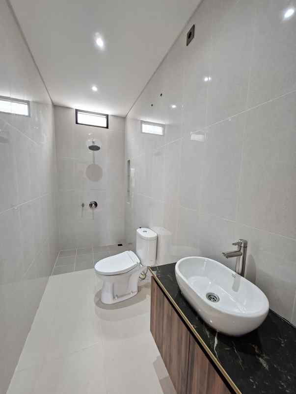 dijual rumah setiabudi regency