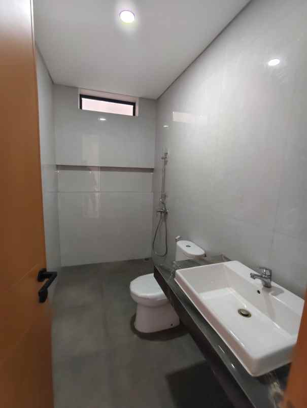 dijual rumah setra duta lavida