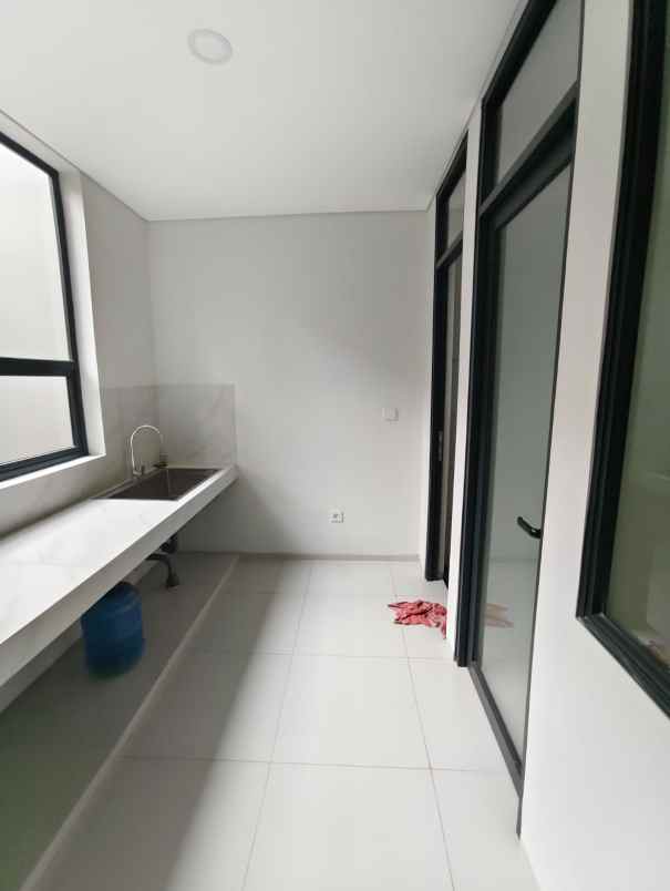 dijual rumah setra duta lavida