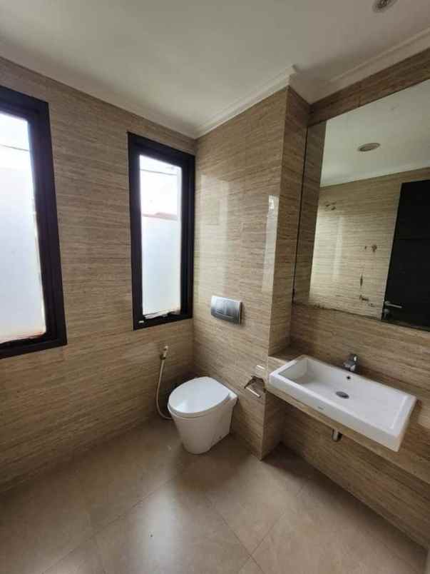 dijual rumah setrasari