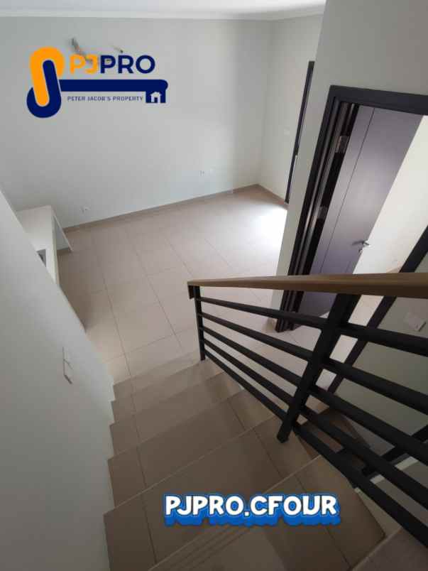 dijual rumah summarecon crown gading