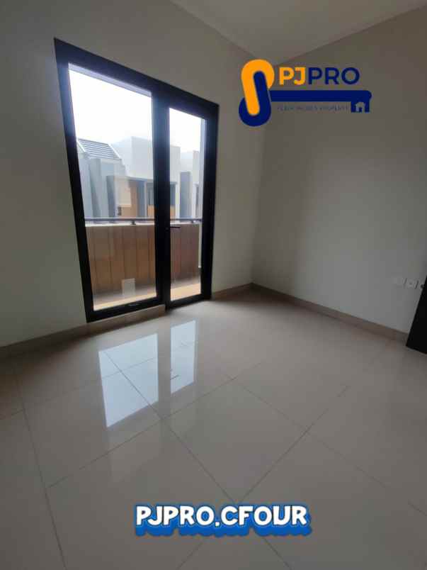 dijual rumah summarecon crown gading