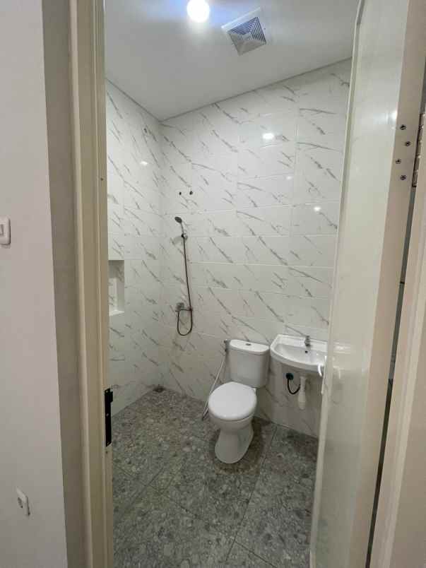 dijual rumah sutorejo prima