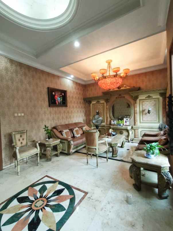 dijual rumah taman century 1