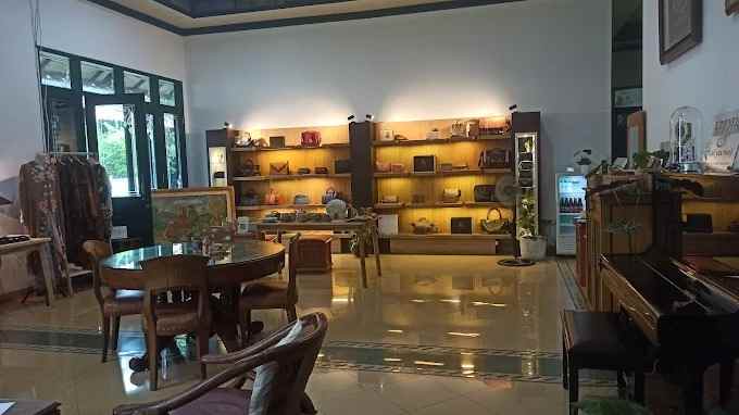 dijual rumah taman manyar indah