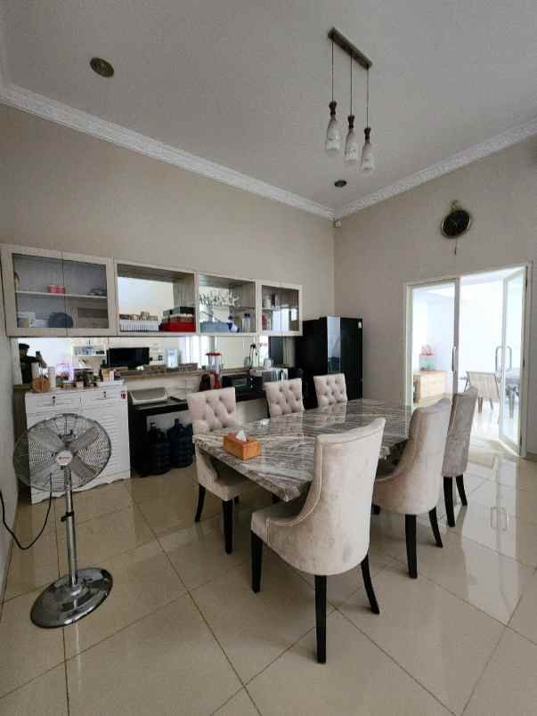 dijual rumah villa bukit regency vbr