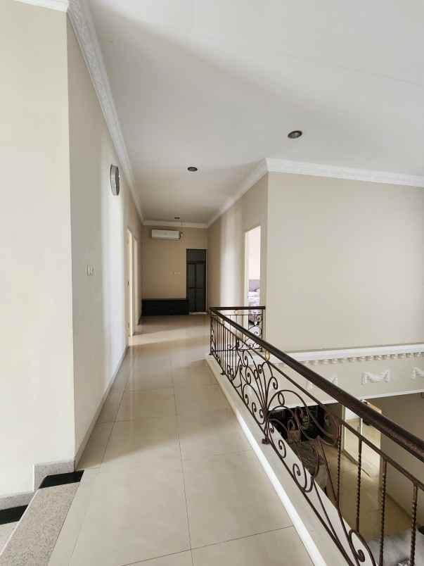 dijual rumah villa bukit regency vbr