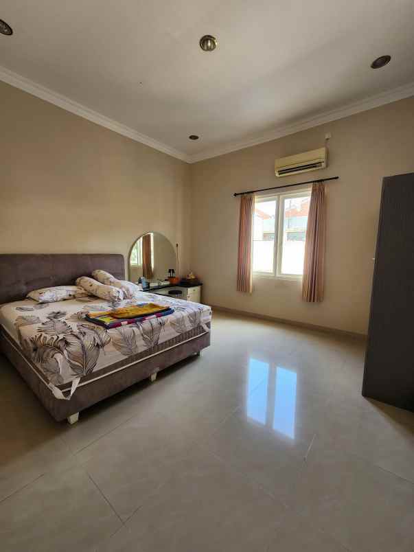 dijual rumah villa bukit regency vbr