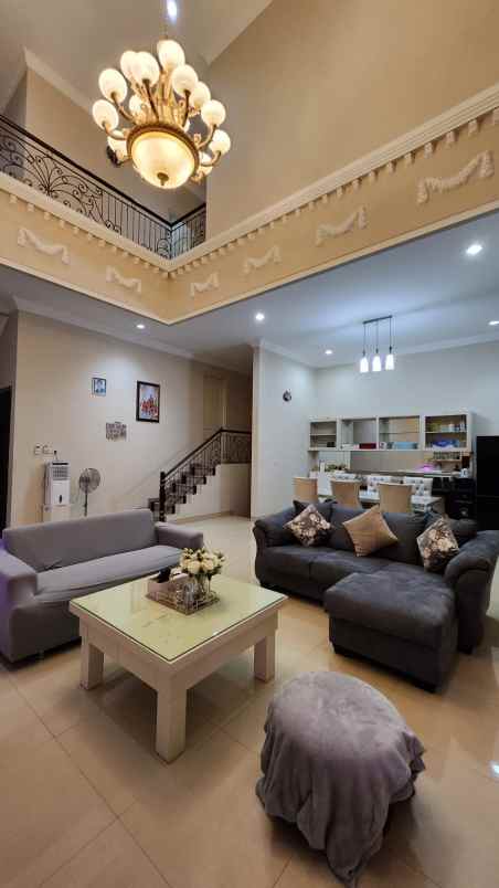 dijual rumah villa bukit regency vbr