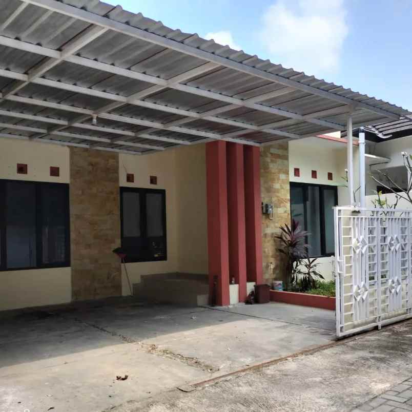 dijual villa 3 km ke bandara adi sucipto