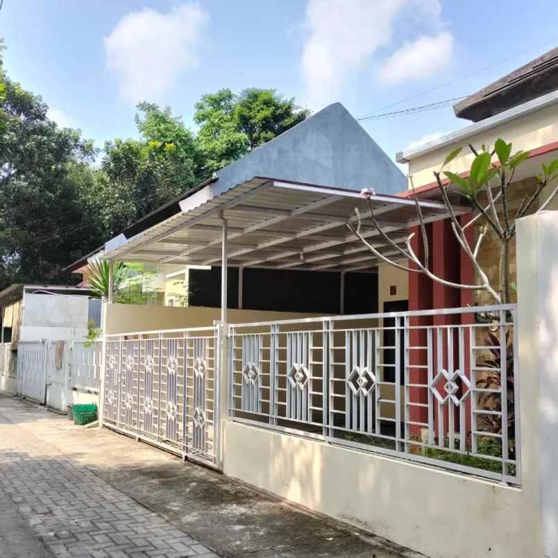 dijual villa 3 km ke bandara adi sucipto