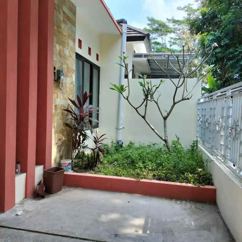 dijual villa 3 km ke bandara adi sucipto