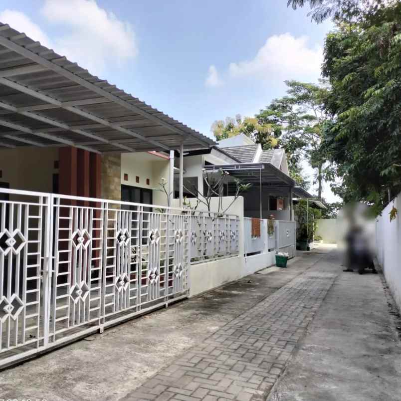 dijual villa 3 km ke bandara adi sucipto