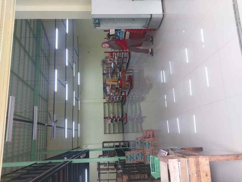 disewakan ruangan luas di pinggir jalan